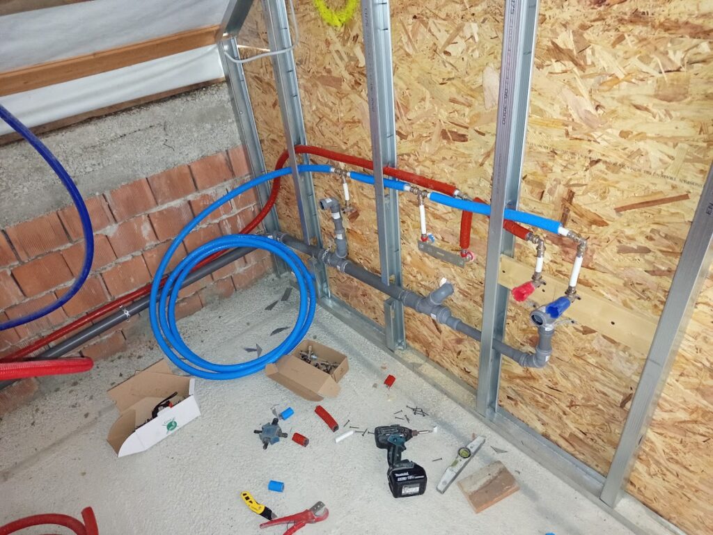 balaton tetőtér fürdőszoba kialakítása