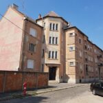 kálvária tér homlokzat előtte fotő